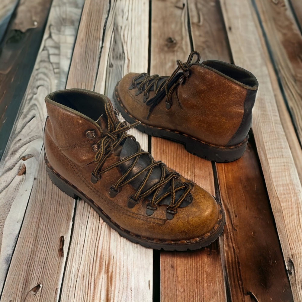 Very vintage Monte Rosa trekking boots hiking Brooklyn coffee shop hipster